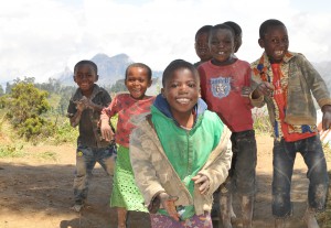 groupe d'enfants tanzaniens souriant à la camera