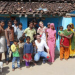 photo de groupe voyageurs et hotes marakaila madhya pradesh inde