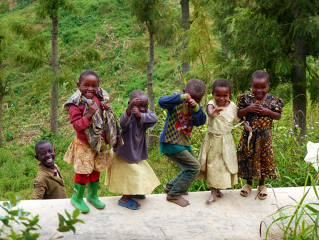 Enfants tanzaniens qui jouent à faire semblant de boxer