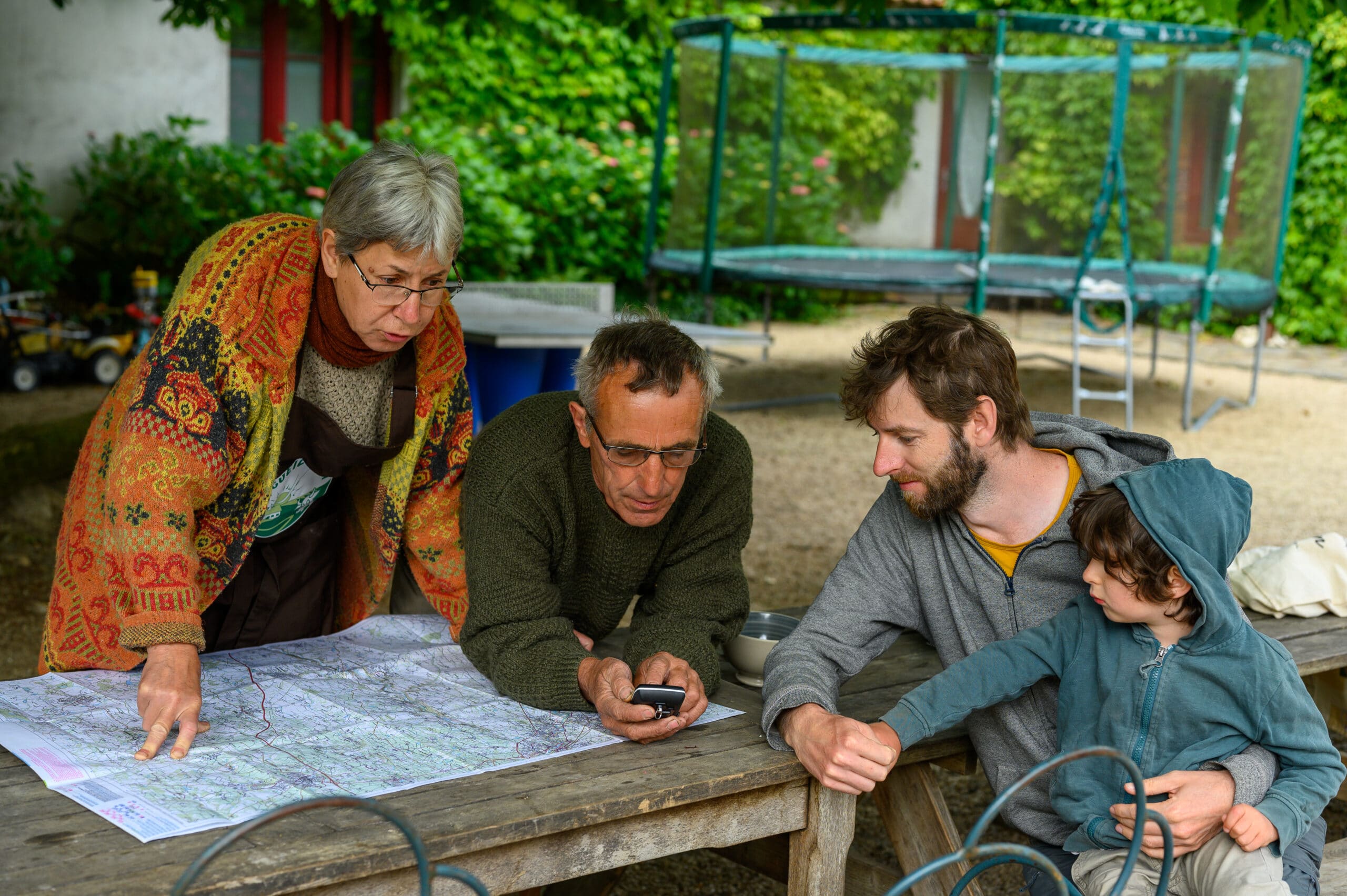 Organisation d'un voyage - cartes - grands parents pere et enfant