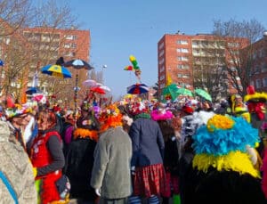Personnes qui participent au carnaval de Dunkerques